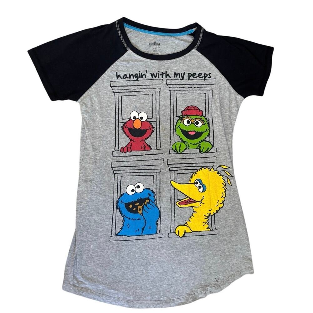 Sesame Street Tee 🤍 “Hangin’ With My Peeps” Graphic - Size XL